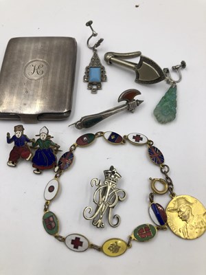 Lot 1120 - A WWI patriotic braclert featuring the flags...