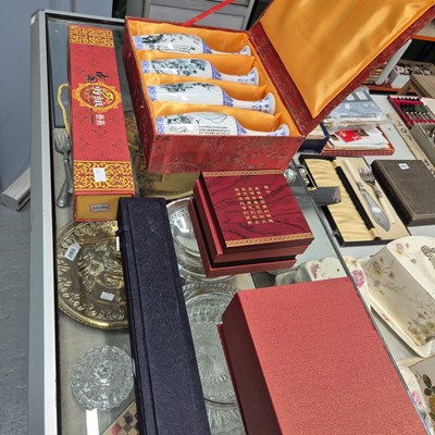 Lot 589 - Cased Chinese scrolls and porcelain