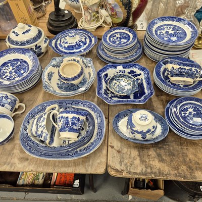 Lot 652 - Willow pattern dinner wares by Allertons and...