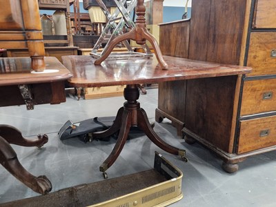 Lot 81 - A Georgian breakfast table.