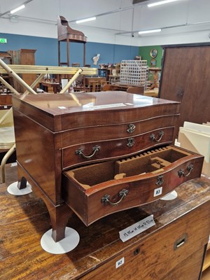 Lot 83 - A vintage cutlery canteen box