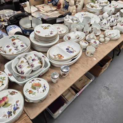 Lot 687 - A large collection of Worcester Evesham...