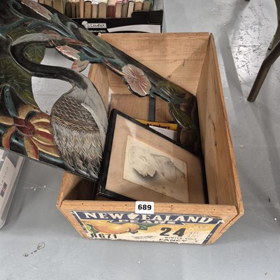 Lot 689 - A New Zealand pear box containing a frame, a...