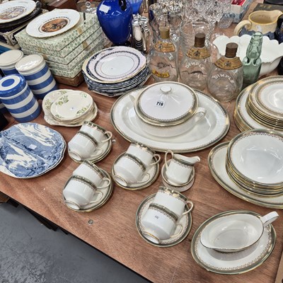 Lot 716 - Royal Albert Kensington pattern dinner- and...