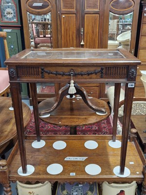 Lot 190 - An edwardian bijouterie table