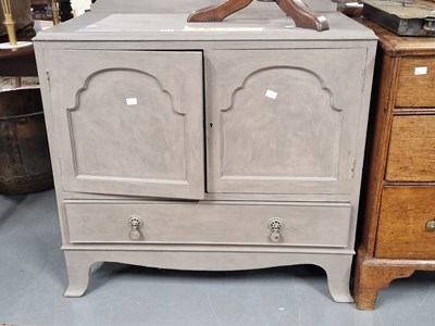 Lot 370 - A painted side cabinet 84 x 44 x 77 cm high