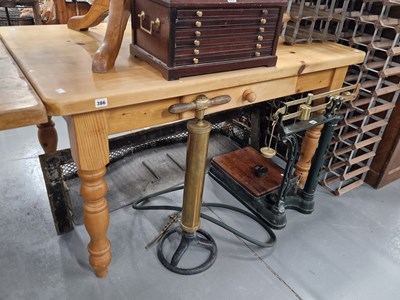 Lot 386 - A traditional pine kitchen table