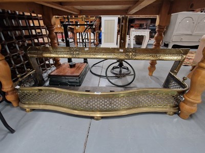 Lot 394 - A Victorian brass fender