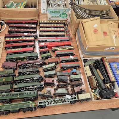 Lot 735 - Hornby Dublo and Triang electric locomotives,...