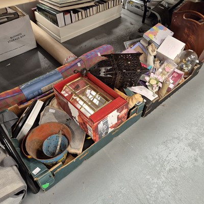 Lot 805 - An aneroid barometer, a Livivo picnic set, a...