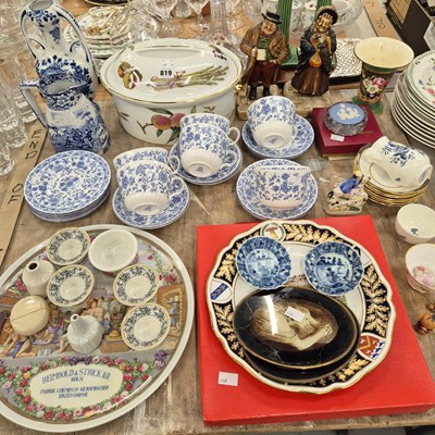 Lot 819 - A pair of Chinese blue and white saucers,...