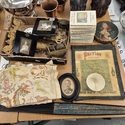 Lot 830 - A gilt cased mantle clock, clock movements,...