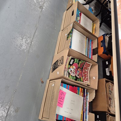 Lot 841 - A large collection of Beano annuals and magazines