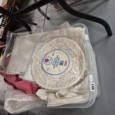 Lot 851 - A box of table linen