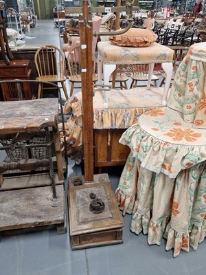 Lot 418 - A vintage person scale