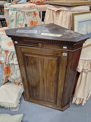 Lot 421 - A Georgian corner cabinet