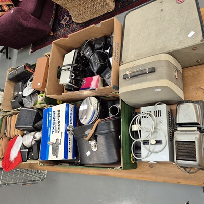 Lot 865 - A quantity of photographic and cine equipment,...