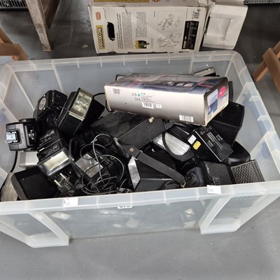 Lot 870 - A large quantity of photographic flash units