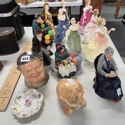 Lot 924 - Eleven Royal Doulton figurines and others