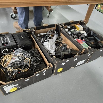 Lot 944 - Photographic flash equipment, a pair of Bose...