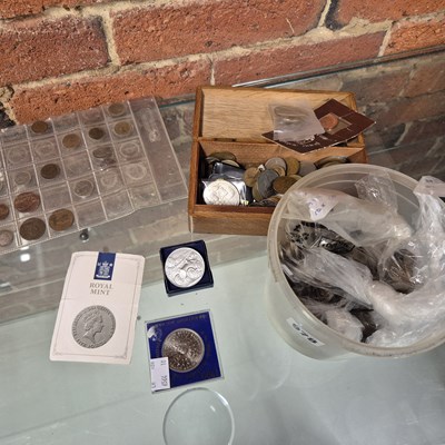 Lot 978 - A small selection of GB and other coins