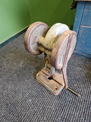 Lot 304 - A vintage hand cranked toggle press