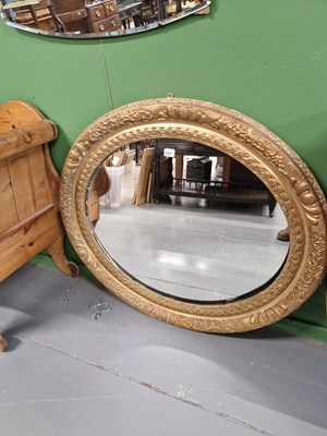 Lot 321 - An oval gilt Victorian mirror