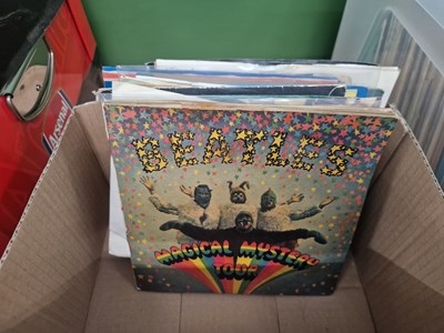 Lot 607 - A collection of 26 Beatles Single Records &...