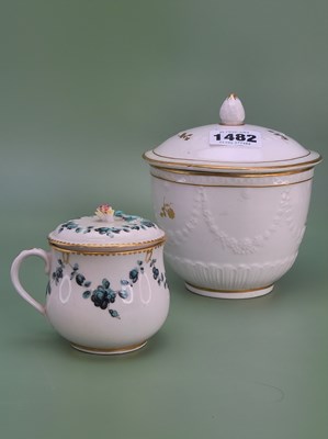 Lot 1482 - A Duesbury Derby custard cup and cover painted...