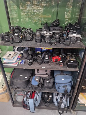 Lot 522 - A collection of Nikon, Minolta and other...