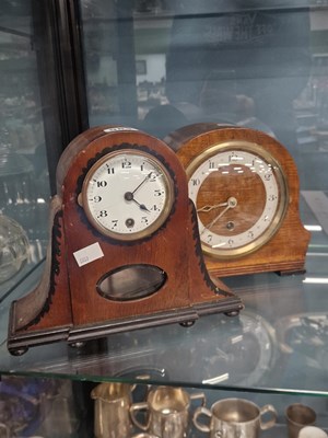 Lot 584 - A mahogany and an oak cased mantle timepiece