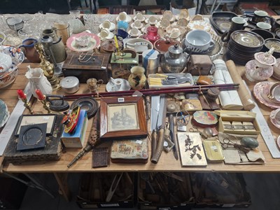 Lot 660 - A boxed flintlock tinderlighter, a pair of...