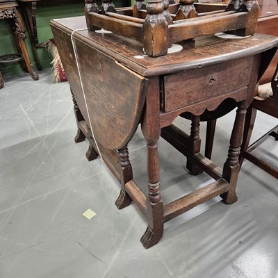 Lot 33 - An early 18th century oak gateleg table. H 70...