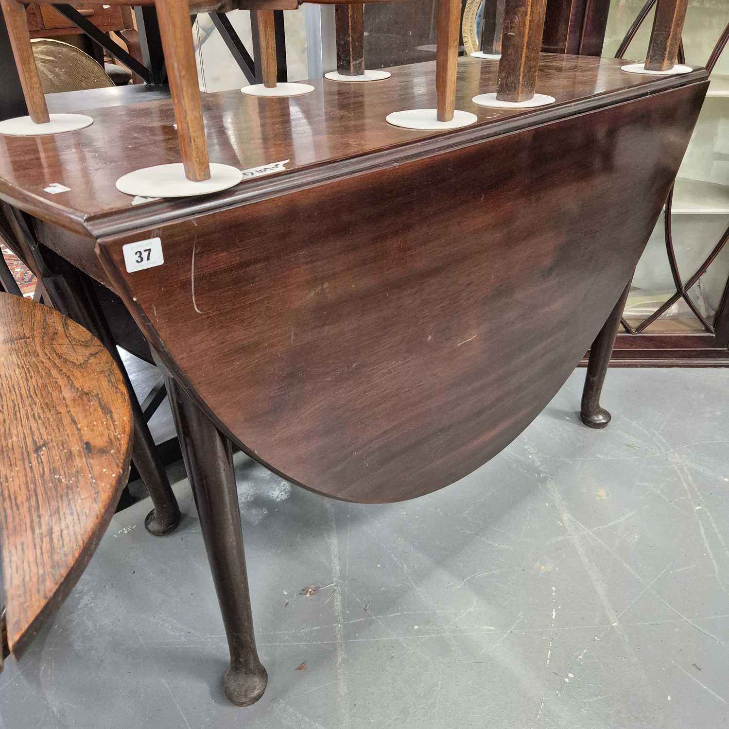 Lot 37 - A Georgian mahogany gateleg cottage supper...