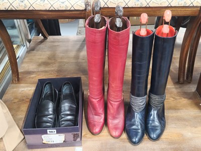 Lot 987 - A pair of Prada black shoes size 40 1/2, Kurt...