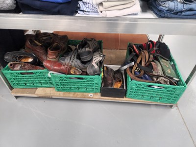 Lot 998 - A collection of men's shoes, belts, hats,...
