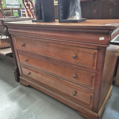 Lot 204 - A French style chest of four drawers H 87 W...
