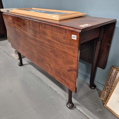Lot 237 - A Georgian mahogany drop leaf gateleg dining...