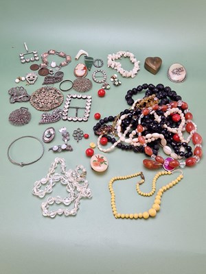 Lot 1064 - A collection of antique and vintage costume...