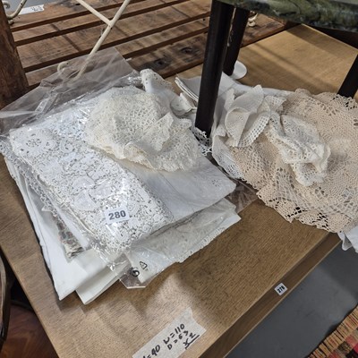 Lot 280 - Lace placemats etc.