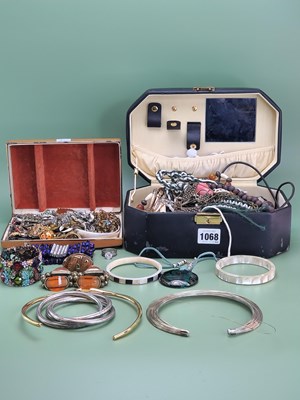 Lot 1068 - A collection of vintage and other costume...