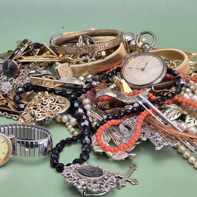 Lot 1070 - A collection of jewellery to include a 9ct...