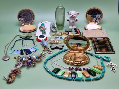 Lot 1077 - A collection of vintage compacts, mostly...