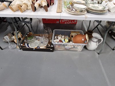 Lot 906 - A pair of onyx table lamps, glass bowls, Goss...