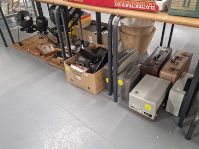 Lot 911 - A collection of slide projectors together with...