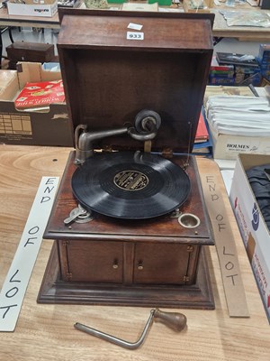 Lot 933 - A mahogany cased wind up gramophone