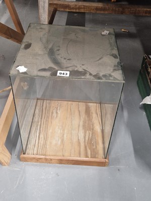 Lot 943 - A cuboidal glass table top display case