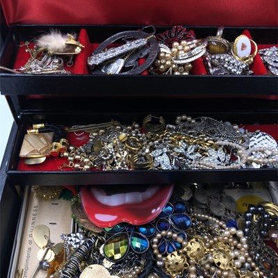 Lot 1008 - A vintage jewellery case containing a...