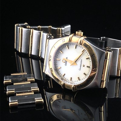 Lot 1010 - A lady's Omega Constellation quartz wristwatch...