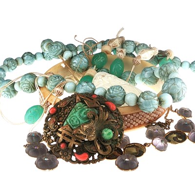 Lot 1015 - An Art Deco Chinoiserie style brooch in gilt...